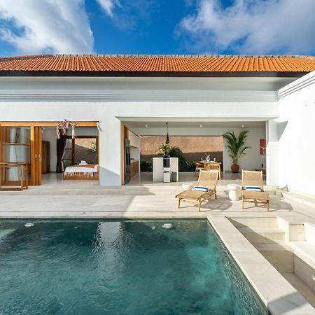 Special Offer! Elegant 2-Bedroom Villa With Large Pool In Canggu! Bagian luar foto