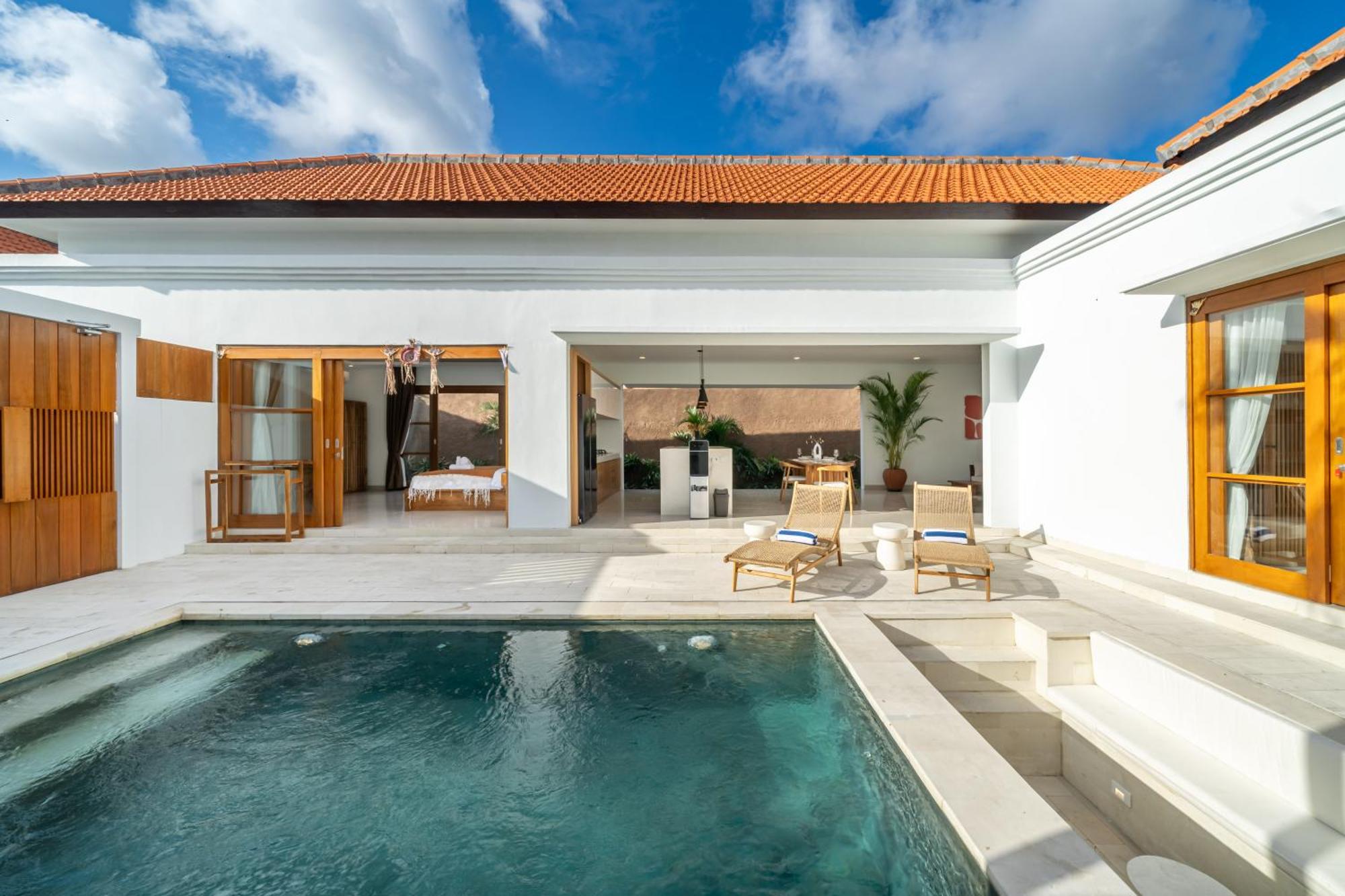 Special Offer! Elegant 2-Bedroom Villa With Large Pool In Canggu! Bagian luar foto